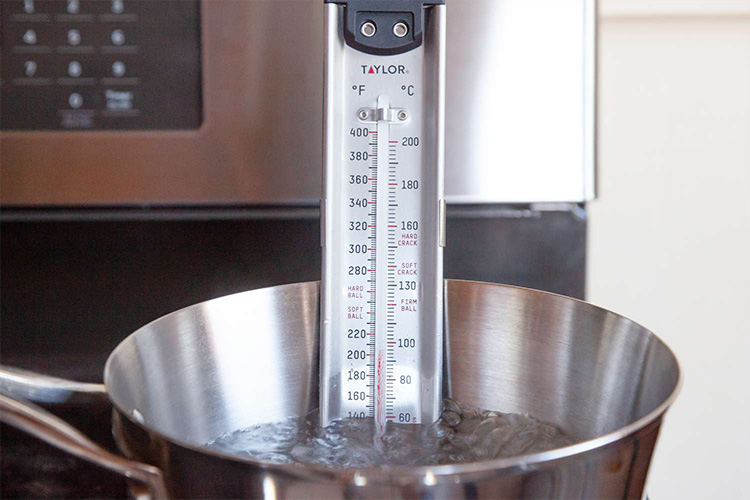 دمای آب در روش جوشاندن شیشه شیر باید به ۱۰۰ درجه برسد.